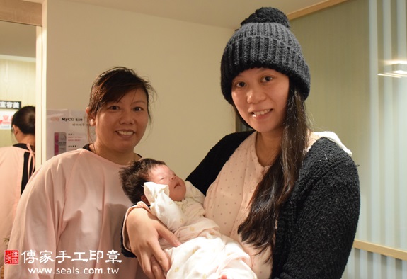 邱寶寶(新北板橋區到府嬰兒寶寶滿月剃頭理髮、免費到府嬰兒剃胎毛儀式吉祥話)。到府剃頭剃胎毛主持、專業拍照、DVD光碟、證書。★購買「臍帶章、肚臍章、胎毛筆刷印章」贈送：剃頭、收涎、抓周，三選一。2015.10.26 照片2